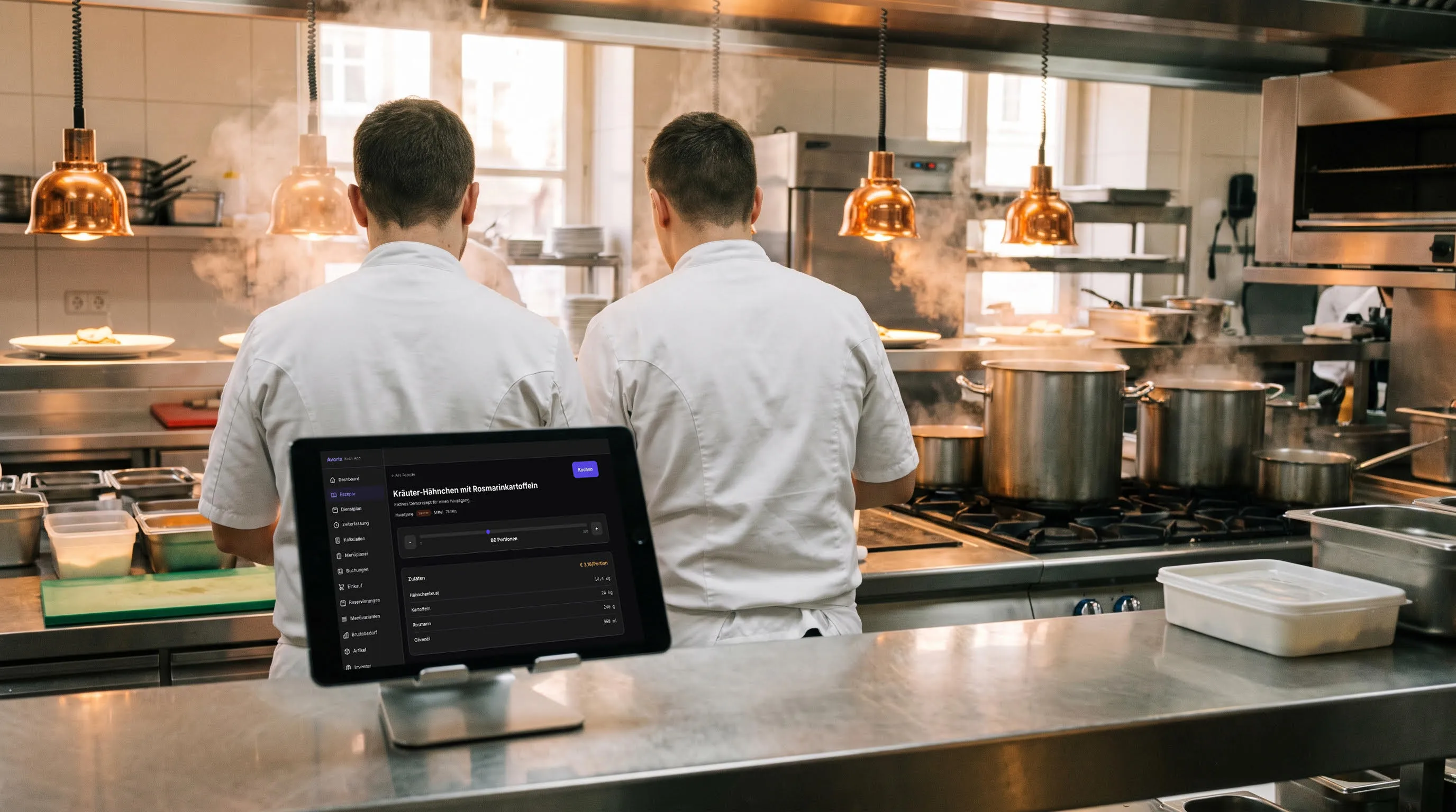 Zwei Köche am Pass einer Profiküche, davor ein Tablet mit der Avorix Koch-App im Rezept-Modus