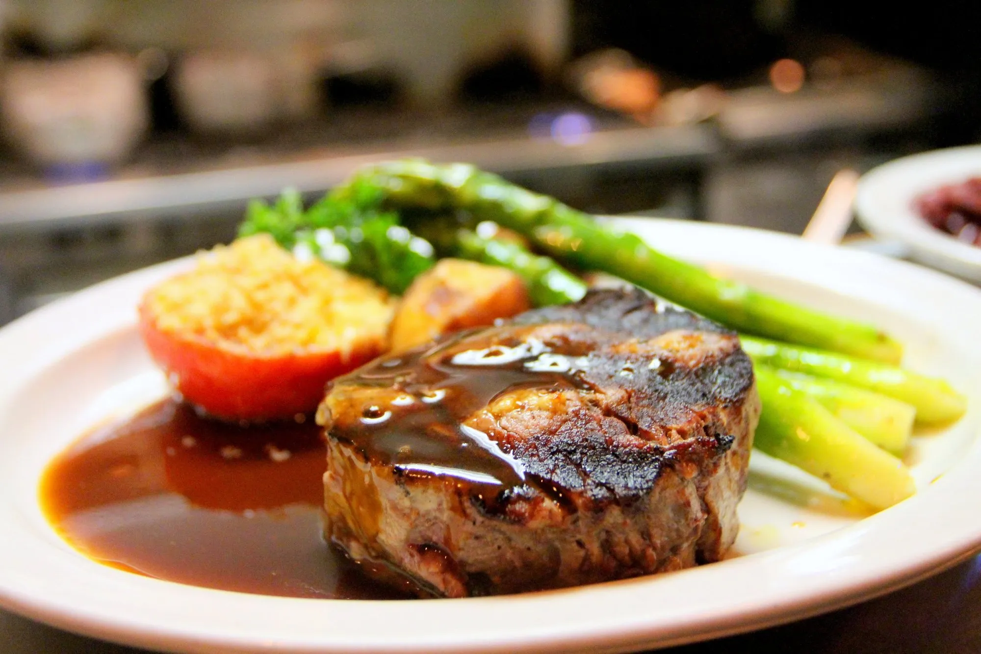 Perfekt gebratenes Steak in Nahaufnahme auf dunklem Teller